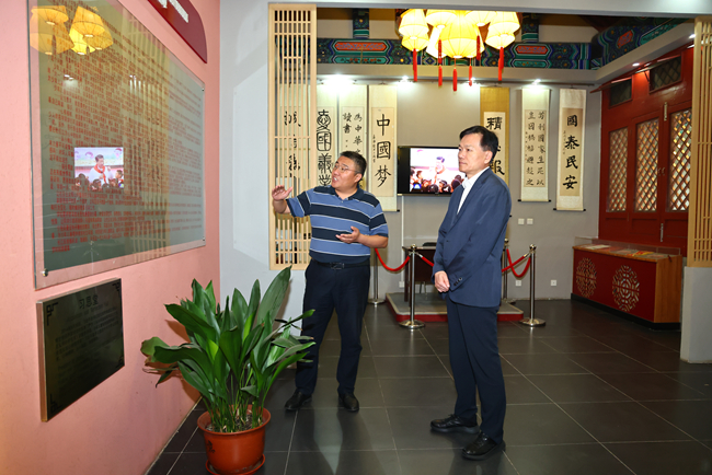 中国有研党委副书记、工会主席黄倬拜访海淀区民族小学